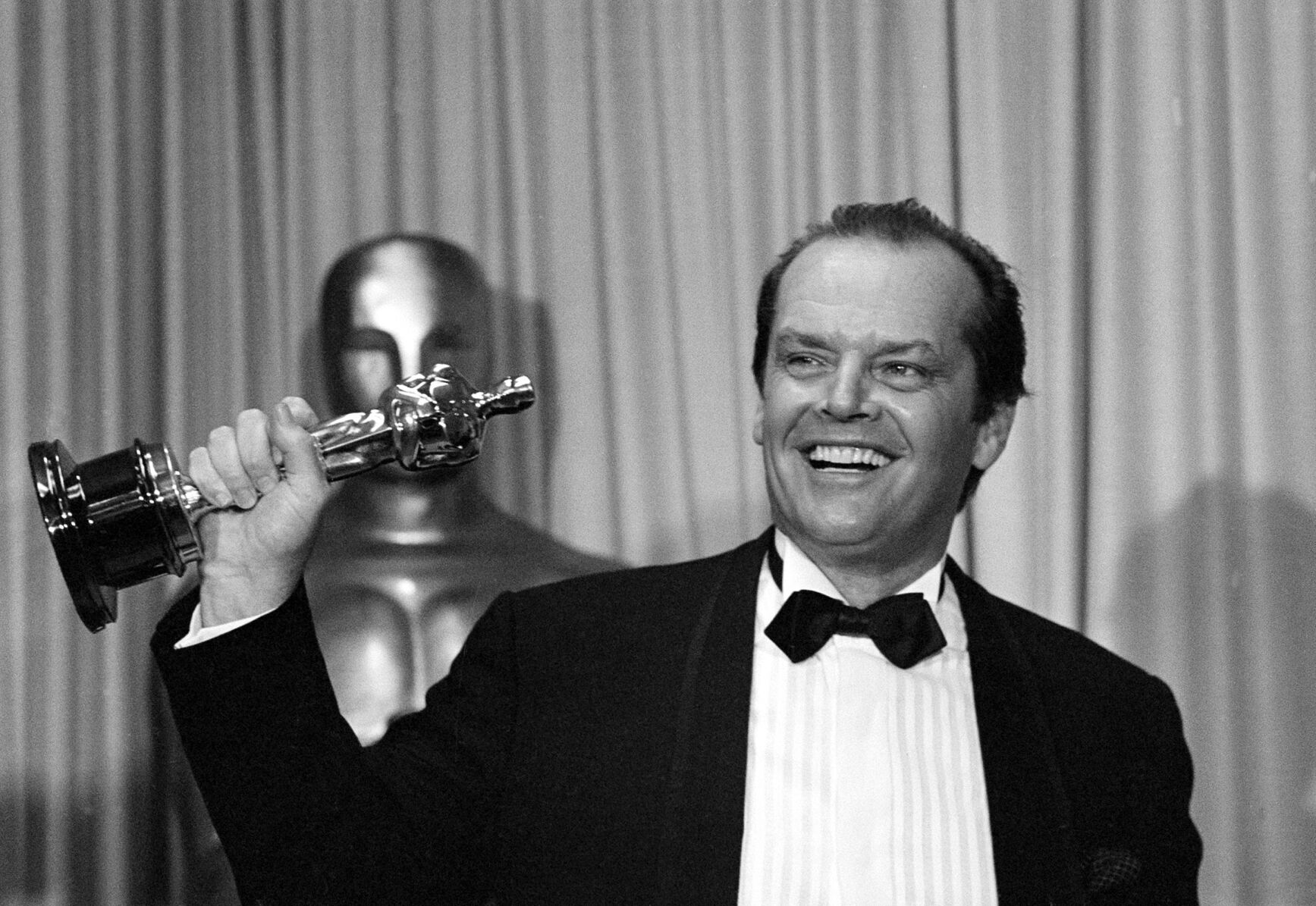 NICHOLSON WINS OSCAR